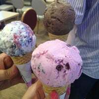세 명의 사람이 각각 다른 맛의 아이스크림 콘을 들고있다.